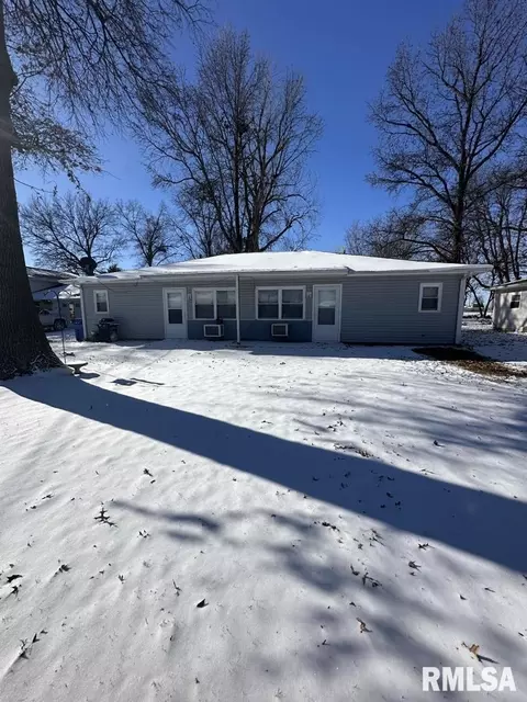 1347 N Lawrence St, Taylorville, IL 62568