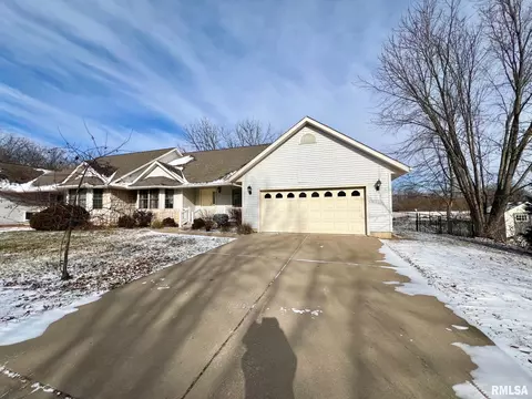 19340 Pinecrest Rd, Petersburg, IL 62675