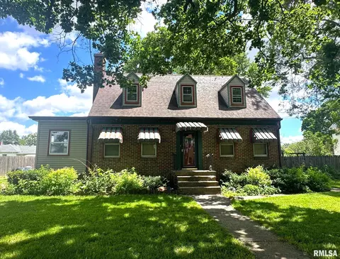 106 N Olin St, Altona, IL 61414