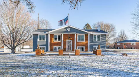 505 Pinecrest Dr, Mason City, IL 62664