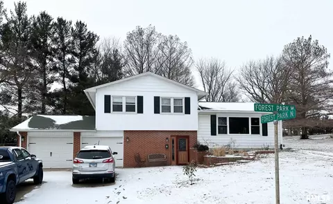 8 Forest Park N, Jacksonville, IL 62650