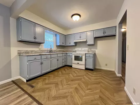 903 N Main St, Abingdon, IL 61410 photo 6