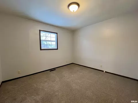 903 N Main St, Abingdon, IL 61410 photo 8