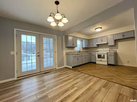 903 N Main St, Abingdon, IL 61410 photo 5