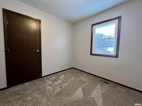 903 N Main St, Abingdon, IL 61410 photo 11