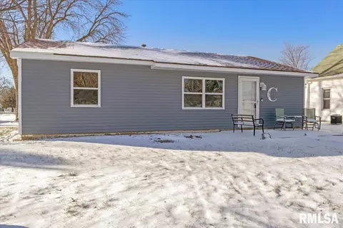 43 S State St, Divernon, IL 62530