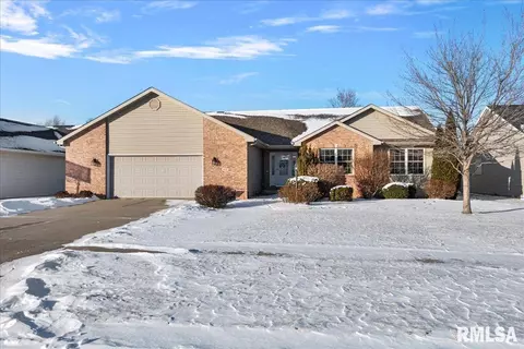 325 Garvey Ln, Chatham, IL 62629