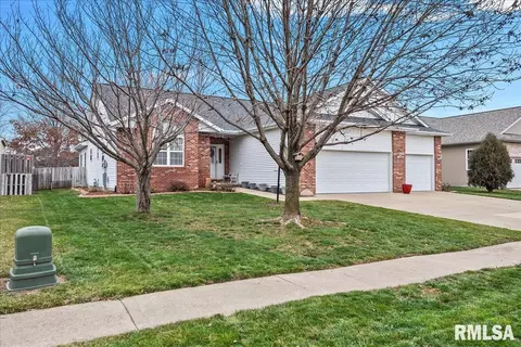 333 Podres Ln, Chatham, IL 62629