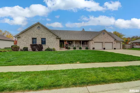 126 Twin Oaks Dr, Chatham, IL 62629