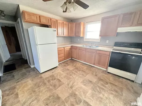 1953 S 16th St, Springfield, IL 62703 photo 4