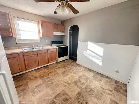 1953 S 16th St, Springfield, IL 62703 photo 3