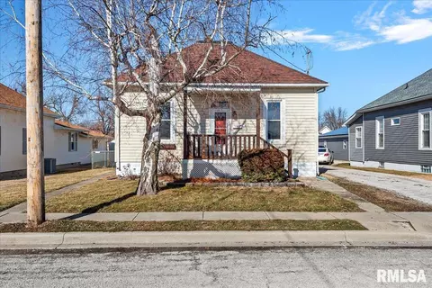 825 W England St, Taylorville, IL 62568