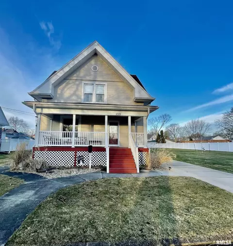 1028 Bateman St, Galesburg, IL 61401