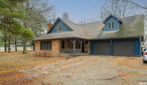 10 Grand Oaks Dr, Lincoln, IL 62656