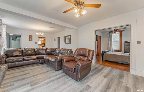 421 Cobleigh St, Emden, IL 62635 photo 9