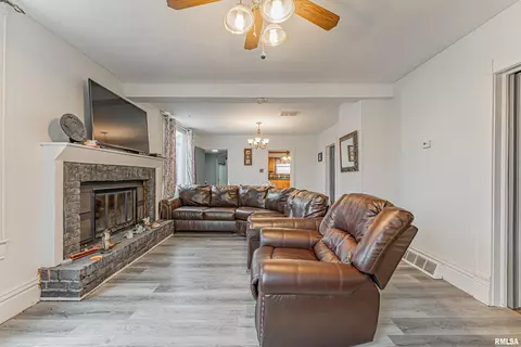 421 Cobleigh St, Emden, IL 62635 photo 8