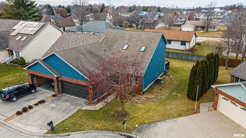107 Oak Park Dr, Lincoln, IL 62656