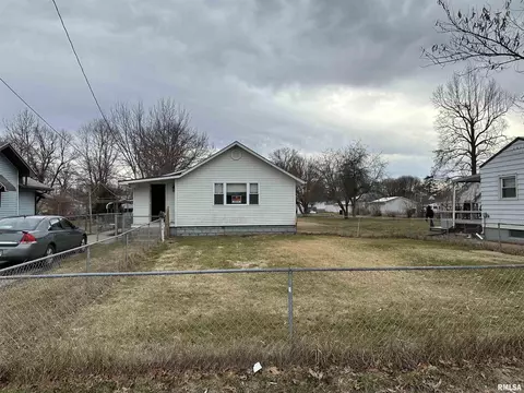 1116 Esther St, Taylorville, IL 62568