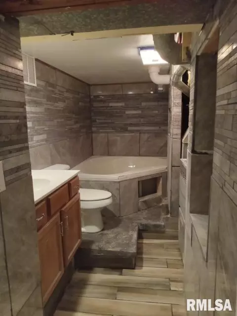 Bath - 1721 N 22nd St, Springfield, IL 62702 photo 2 of 2