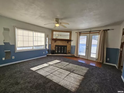 Living - 1721 N 22nd St, Springfield, IL 62702 photo 2 of 2