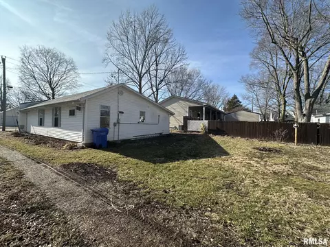 615 W Madison St, Petersburg, IL 62675
