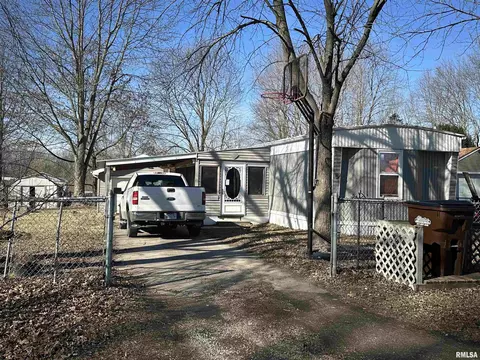 18 Tamaroa Dr, Pawnee, IL 62558
