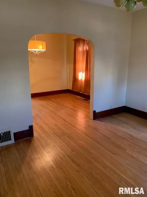 122 S State St, Springfield, IL 62704 photo 4