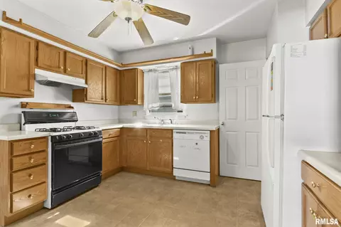 Kitchen - 2113 N 6th St, Springfield, IL 62702 photo 3 of 4