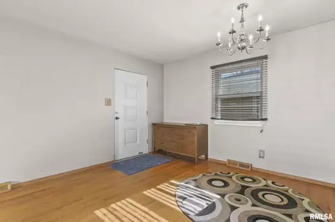 Living - 2113 N 6th St, Springfield, IL 62702 photo 2 of 2