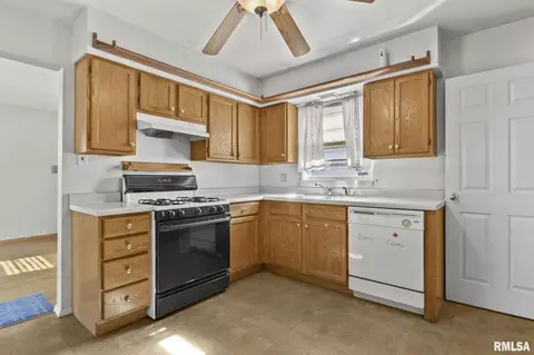 Kitchen - 2113 N 6th St, Springfield, IL 62702 photo 1 of 4