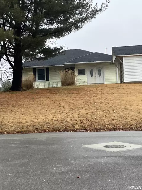 307 Johnson Ln, Riverton, IL 62561