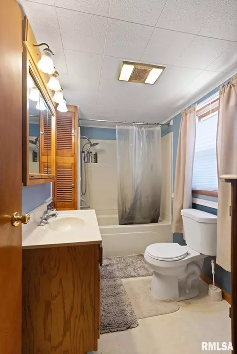 Bath - 356 E Angle St, Plainville, IL 62365 photo 1 of 1