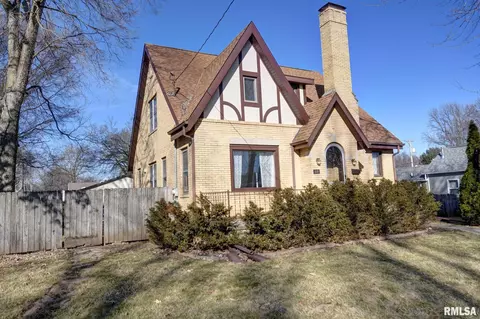 409 E Poplar St, Taylorville, IL 62568