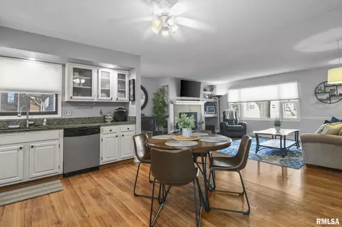 Dining - 228 N Amos Ave, Springfield, IL 62702 photo 1 of 2