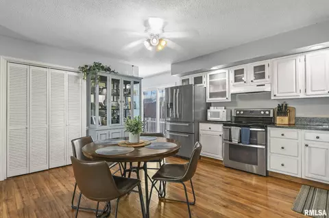 Dining - 228 N Amos Ave, Springfield, IL 62702 photo 2 of 2
