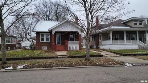 805 W Main Cross St, Taylorville, IL 62568