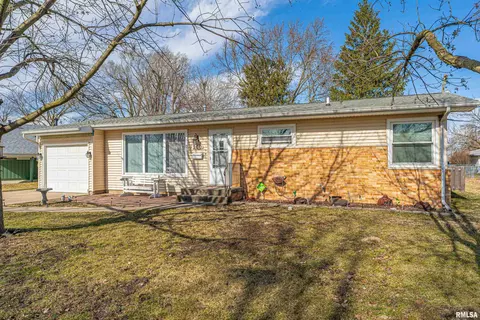 200 Mayfair Dr, Lincoln, IL 62656