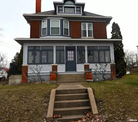 732 N 12th St, Quincy, IL 62301