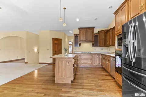 Kitchen - 1412 Lake Pointe Ct, Springfield, IL 62712 photo 2 of 6