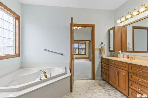 Bath - 1412 Lake Pointe Ct, Springfield, IL 62712 photo 2 of 3