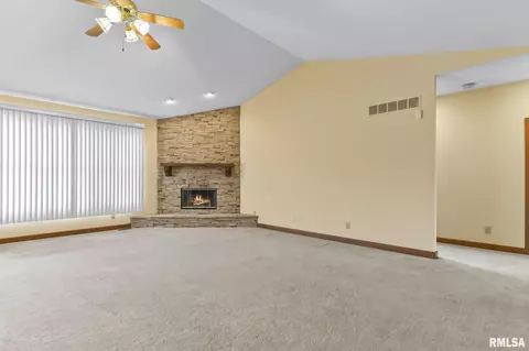 Living - 1412 Lake Pointe Ct, Springfield, IL 62712 photo 3 of 4