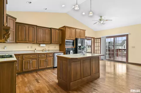 Kitchen - 1412 Lake Pointe Ct, Springfield, IL 62712 photo 6 of 6