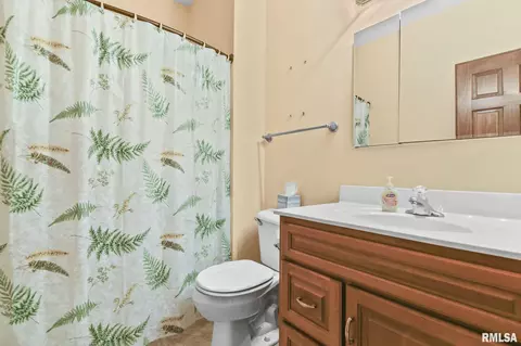 Bath - 1412 Lake Pointe Ct, Springfield, IL 62712 photo 3 of 3