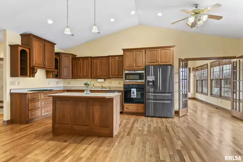 Kitchen - 1412 Lake Pointe Ct, Springfield, IL 62712 photo 5 of 6