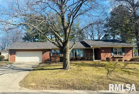 12 Book Ln, Jacksonville, IL 62650