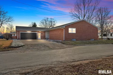 1136 Henkle Dr, Pawnee, IL 62558