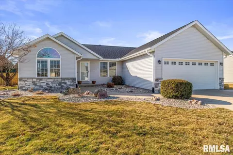 1211 Peachtree Dr, Chatham, IL 62629