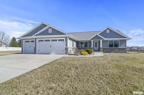 400 Windycrest Dr, Chatham, IL 62629