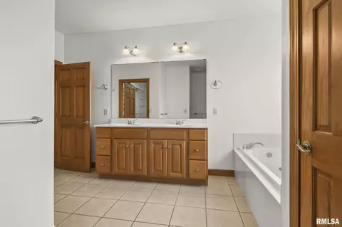 Bath - 2221 Harbor Lndg, Springfield, IL 62712 photo 2 of 5