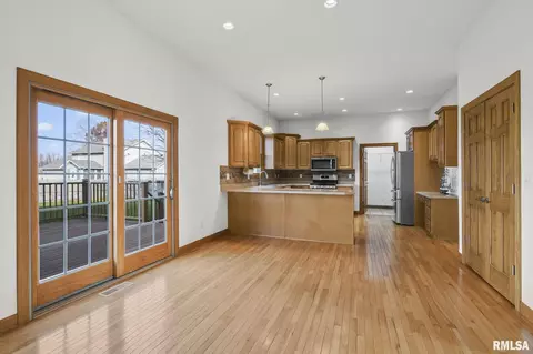 Kitchen - 2221 Harbor Lndg, Springfield, IL 62712 photo 5 of 6